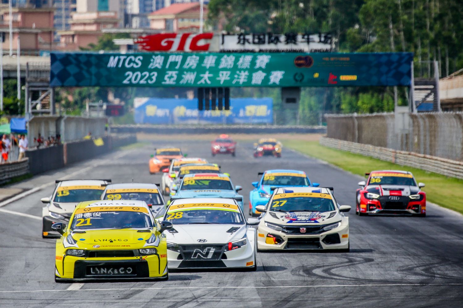 Read more about the article Paul Poon Clinches Double Victories in Extreme Heat at Macau Touring Car Series
