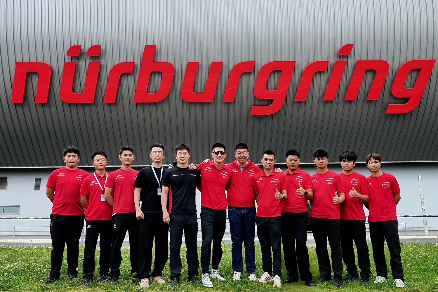 Read more about the article 突破——全华班首登纽博格林24小时耐力赛领奖台，立于世界赛道挥舞中国旗帜